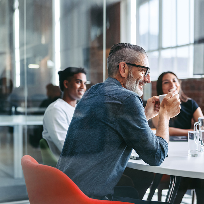 img-businessman-meeting-with-team-710x710