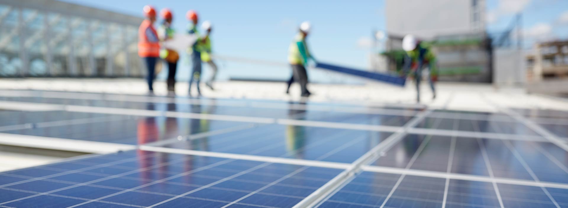 Solcellstekniker monterar solpaneler på tak.