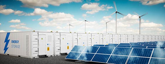 Storskalig energi från vindturbiner och solpaneler lagras i batterier. 