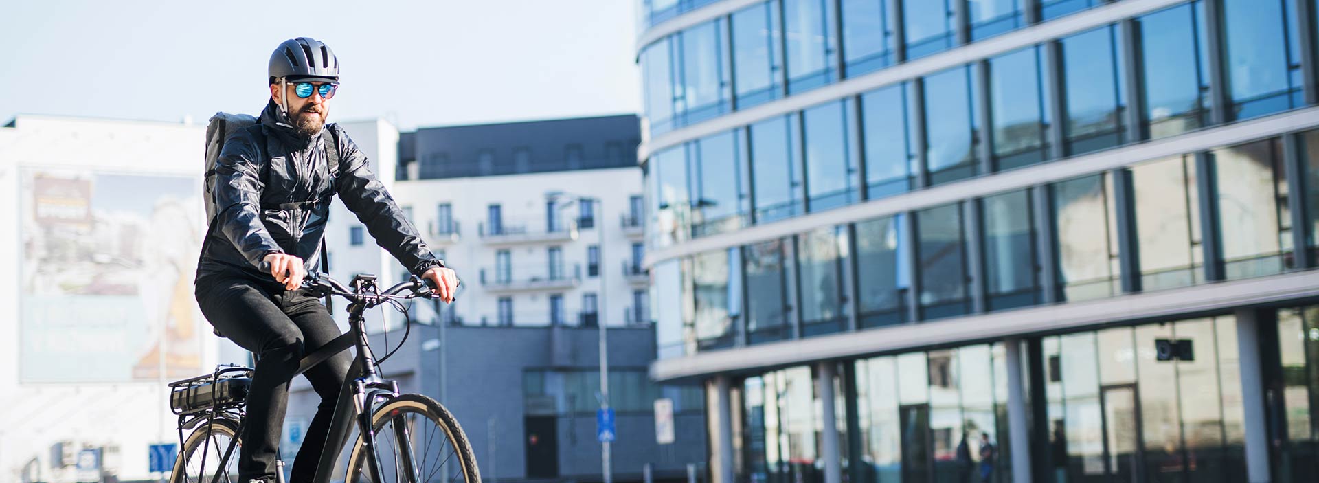 Man på cykel i stadsmiljö - fler upptäcker cykeln enligt WSPs mobilitetsstudie 2022.