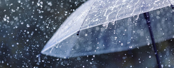 Vatten som faller på ett paraply.