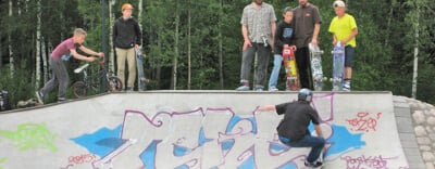 Nuoria skeittaamassa Kiertotähdenpuiston skeittipaikalla.