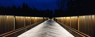 Kuusijärven silta valaistuna pimeällä.