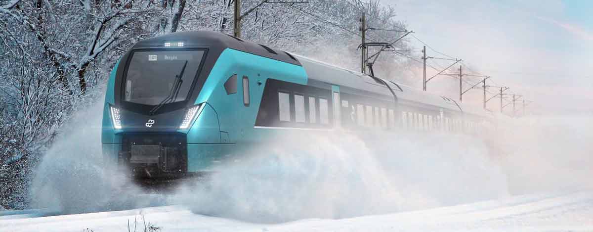 Norskt fjärrtåg som kör genom snön.
