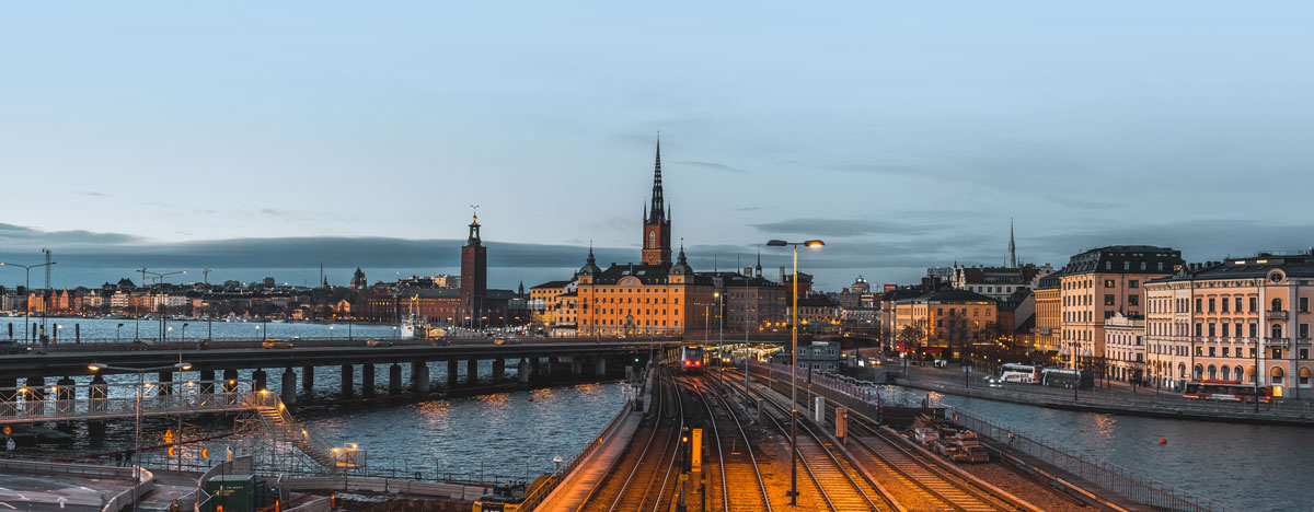 Stockholms järnväg och tågspår, vy från slussen mot Gamla stan och Stockholm City.